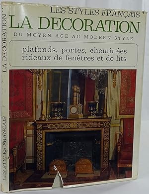 Le décor du plafond, des portes, de la cheminée, le décor du lit et des fenêtres. Paris 1965. 4to...