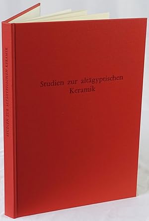 Bild des Verkufers fr Studien zur altgyptischen Keramik. Mainz 1981. 4to. 228 Seiten mit 79 Textabbildungen und 18 Tafeln mit zahlreichen Abbildungen. Orig.-Leinenband. zum Verkauf von Antiquariat Schmidt & Gnther