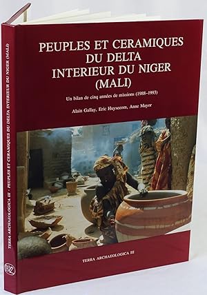 Bild des Verkufers fr Peubles et ceramiques du delta interieur du Niger (Mali). Un bilan de cinq annes de missions (1988-1993). Mainz 1998. 4to. 133 Seiten mit zahlreichen Textabbildungen und 34 Tafeln mit 169 Abbildungen. Orig.-Leinenband mit Schutzumschlag. zum Verkauf von Antiquariat Schmidt & Gnther