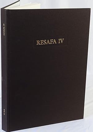 Bild des Verkufers fr Die groe Moschee von Resafa - Rusafat Hisam. Mainz 1996. 4to. 173 Seiten mit 19 Textabbildungen und 77 Tafeln mit Hunderten von Abbildungen, sowie 12 Beilagen. Orig.-Leinenband. zum Verkauf von Antiquariat Schmidt & Gnther