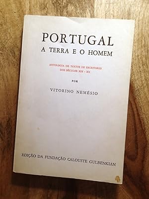 Seller image for PORTUGAL - A TERRA E O HOMEM: Antologia De Textos De Escritores Dos Seculos XIX - XX for sale by 100POCKETS