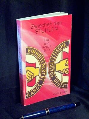 Seller image for Zwischen den Sthlen - Pro und Kontra SED - for sale by Erlbachbuch Antiquariat