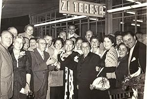 Immagine del venditore per Snapshot print featuring Gloria Swanson (1899-1983) amid a group of fans in front of the renowned restaurant Zi Teresa in Naples, 15 May 1955. venduto da Lirolay