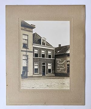 [Photography, Enschede, 1920?] Photography of a house, 17x12 cm., with on the wall of the neighbo...