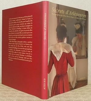 Seller image for Secrets d'Arlsiennes. Photographies de Gilles Martin-Raget. Texte de Michel Biehn. for sale by Bouquinerie du Varis