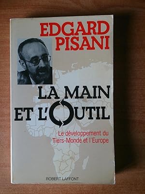 Image du vendeur pour LA MAIN ET L'OUTIL le dveloppement du Tiers monde et l'Europe mis en vente par KEMOLA