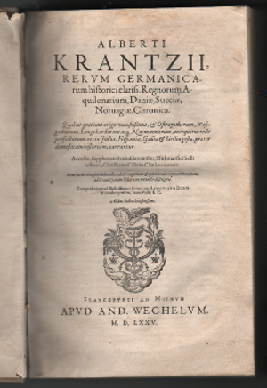 Bild des Verkufers fr Rerum Germanicarum historici claris. regnorum aquilonarium, Dani, Sueci, Noruagi, chronica. Quibus gentium origo vetustissima, & ostrogothorum, wisigothorum, longobardorum atq normannorum, antiquitus inde profectorum, res in Italia, Hispania, Gallia & Sicilia gest, prter domesticam historiam, narrantur. Accessit, supplementi cuiusdam instar, dithmarsici belli historia, christiano cilicio cimbro autore. Item Iacobi Ziegleri Schondia, id est regionum & populorum septentrionalium, ad Krantzianam historiam perutilis descriptio. Cum prfatione ad illustrissimum principem Ludovicum ducem Wirtenbergensem, Ioan. Wolfij I. C. Addito indice locupletissimo. Frankfurt am Main, A. Wechelum, 1575. Folio. (20),505,(39) pp. With a few woodcut illustrations in the text. + KRANTZ, ALBERT. A. Krantzii, viri in theologia et ivre pontificio celeberrimi, historicique clarissimi, Wandalia. De Wandalorum vera origine, variis gentibus, crebris  patria migrationibus, regnis item, quorum velautores vel eue zum Verkauf von Mats Rehnstrm Rare Books SVAF, ILAB