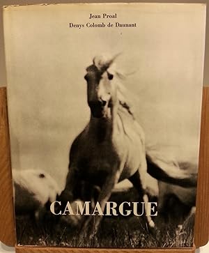 Image du vendeur pour Camargue, terre des chevaux et des taureaux sauvages mis en vente par le livre ouvert. Isabelle Krummenacher