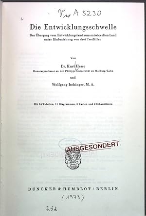 Image du vendeur pour Die Entwicklungsschwelle. Der bergang vom Entwicklungsland zum entwickelten Land unter Einbeziehung von drei Testfllen. Mit 84 Tabellen, 11 Diagrammen, 3 Karten und 2 Scbaubildern. mis en vente par Antiquariat Bookfarm