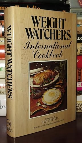 Immagine del venditore per WEIGHT WATCHERS INTERNATIONAL COOKBOOK venduto da Rare Book Cellar