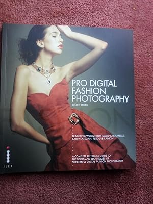 Image du vendeur pour PRO DIGITAL FASHION PHOTOGRAPHY -Featuring Work from David Lachapelle, Barry Lategan, Perou &amp; Rankin mis en vente par Ron Weld Books