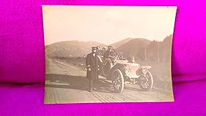 FOTOGRAFIA ANTIGUA DE PRINCIPIOS DEL SIGLO XX CON COCHE FORD O ROVER Y SUS PROPIETARIOS, RARO