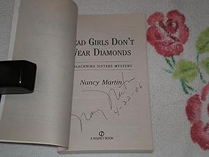 Immagine del venditore per Dead Girls Don't Wear Diamonds: Signed venduto da SkylarkerBooks