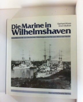 Bild des Verkufers fr Die Marine in Wilhelmshaven. Eine Bildchronik zur deutschen Marinegeschichte von 1853 bis heute. zum Verkauf von Antiquariat Ehbrecht - Preis inkl. MwSt.