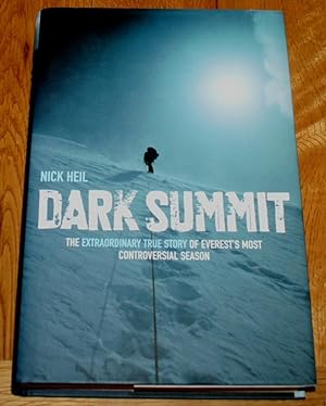 Image du vendeur pour Dark Summit. The Extraordinary True Story of Everest's Most Contraversial Season. mis en vente par Fountain Books (Steve Moody)