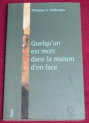 Seller image for QUELQU'UN EST MORT DANS LA MAISON D'EN FACE - Roman for sale by LE BOUQUINISTE