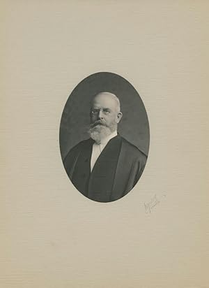 Black & white oval portrait photo of Sir William Mulock