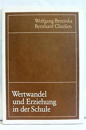 Immagine del venditore per Wertwandel und Erziehung in der Schule. ; Bernhard Claussen. [Hrsg. von d. Niederschs. Landeszentrale fr Polit. Bildung, Hannover] venduto da Antiquariat Bler