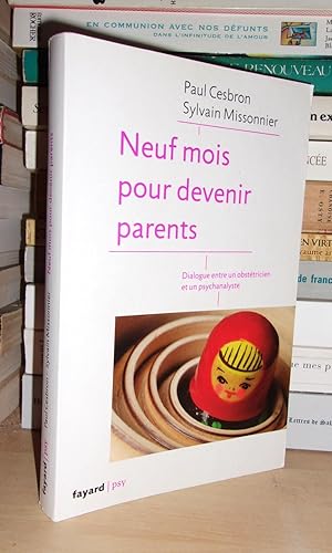 Bild des Verkufers fr NEUF MOIS POUR DEVENIR PARENTS : Dialogue Entre Un Obsttricien et Un Psychanaliste zum Verkauf von Planet'book