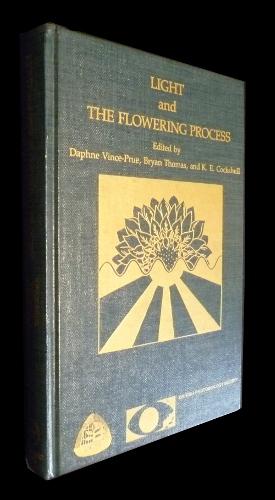 Bild des Verkufers fr Light and the flowering process zum Verkauf von Abraxas-libris