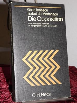 Bild des Verkufers fr Die Opposition. Ihre politische Funktion in Vergangenheit und Gegenwart. Aus dem Englischen bertragen von Peter de Mendelssohn. zum Verkauf von Altstadt-Antiquariat Nowicki-Hecht UG