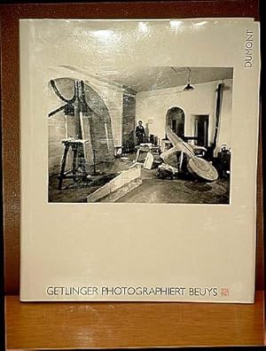 Image du vendeur pour Getlinger photographiert Beuys 1950-1963. Begleitverffentlichung zur Ausstellung Kalkar, Mnchen, Basel u. a. mis en vente par Antiquariat Friederichsen