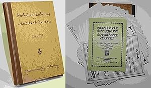 Image du vendeur pour Methodische Einfhrung in das schmckende Zeichnen. Anregungen und Aufgaben fr Schule und Praxis. Vollstndig. Enthlt: Heft Methodik 20 S. / 1. Folge: beiliegendes Heft 10 S., 12 Tafeln schwarz/wei, 1 Tafel farbig / 2. Folge: Heft 8 S., 14 Tafeln s/w, 1 Tafel farb. / 3. Folge: 7 S., 18 T. s/w, 1 T. farb. / 4. Folge: 7 S., 10 Tafeln s/w, 1 Tafel farb. / 5. Folge: 10 S., 12 T. s/w, 2 T. farb. / 6. Folge: 8 S. / 14 T. s/w, 2 T. farb. / 7. Folge: 6 S., 8 Tafeln s/w, 2 T. farb. / 9. Folge: 4 S., 14 T. s/w, 2 T. farb. mis en vente par Antiquariat Gallus / Dr. P. Adelsberger