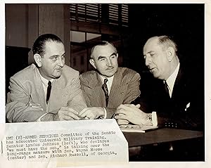 Image du vendeur pour A WONDERFUL VINTAGE NEWS PHOTOGRAPH TAKEN CIRCA 1953-4 DEPICTING THEN-SENATOR LYNDON JOHNSON CHAIRMAN OF THE SENATE ARMED SERVICES COMMITTEE WITH SENATOR WAYNE MORSE AND SENATOR RICHARD RUSSELL OF GEORGIA mis en vente par Blue Mountain Books & Manuscripts, Ltd.