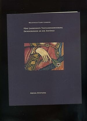 Imagen del vendedor de Fnf Jahrzehnte Textilkonservierung - Erinnerungen an die Anfnge. Mechthild Flury-Lemberg im Gesprch mit Ulrich Schiessl. Riggisberg: Abegg-Stiftung, 2009. 66, 79 Seiten mit Abbildungen. Kartoniert (Klappenbroschur). * Mit einem fotomechanischen Nachdruck "Die Textilabteilung der Abegg-Stiftung Bern", 1970. a la venta por Umbras Kuriosittenkabinett