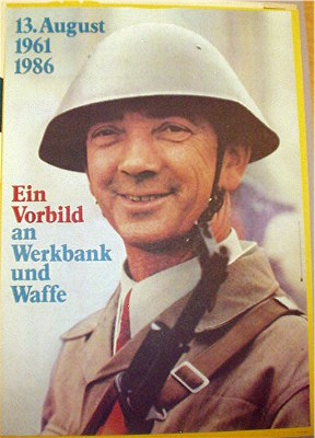 13. August 1961 - 1986. Ein Vorbild an Werkbank und Waffe. Farbiges Fotoplakat. Gestaltung: Helmu...