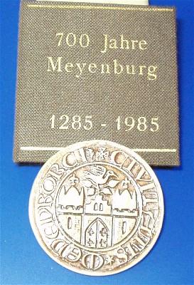 Meyenburg. Civitatis Meyenborgi. Einseitige Gedenkplakette mit Stadtsiegel und Umlaufschrift.
