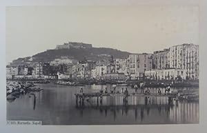 Bild des Verkufers fr Marinella. Napoli. Originalfotografie, Albumin auf Karton. In beibelichtetem Streifen betitelt, Trockenstempel im Untersatzkarton rechts unten. Photographie von Giorgio Sommer, um 1880, 14,5 x 24 cm zum Verkauf von Antiquariat Johannes Mller