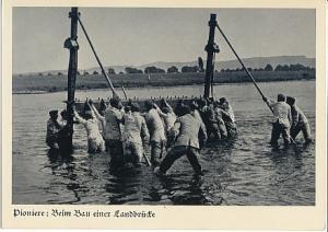 Bild des Verkufers fr Pioniere: Beim Bau einer Landbrcke. Wehrmachtsfoto 43/26 zum Verkauf von Versandantiquariat Hsl