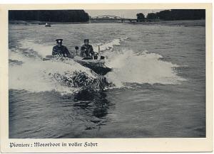 Bild des Verkufers fr Pioniere: Motorboot in voller Fahrt. Wehrmachtsfoto 42/8a zum Verkauf von Versandantiquariat Hsl