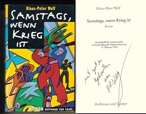 Bild des Verkufers fr Samstags, wenn Krieg ist. Roman. Unverkufliches Leseexemplar. Erstverkaufstag der Neuerscheinung: 11. Februar 1994 // Auf der Titelseite hat der Autor eine kurze Widmung + Signatur hinterlassen: mit guten Gedanken K.P. Wolf // 1. [erste] Auflage 1994 zum Verkauf von GAENSAN Versandantiquariat