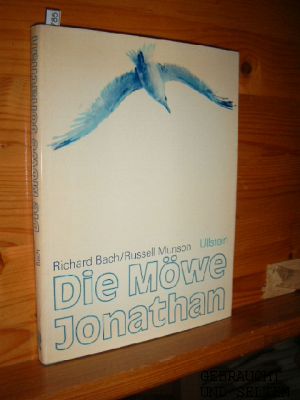 Image du vendeur pour Die Mwe Jonathan. Richard Bach erzhlt. Russell Munson fotografiert. [Ins Dt. bertr. von Jeannie Ebner] mis en vente par Versandantiquariat Gebraucht und Selten