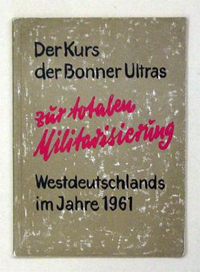 Bild des Verkufers fr Der Kurs der Bonner Ultras zur totalen Militarisierung Deutschlands im Jahr 1961. zum Verkauf von antiquariat peter petrej - Bibliopolium AG