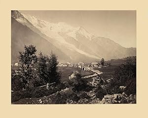 Bild des Verkufers fr Ansicht eines Schweizer Alpentals bei Chamonix. mit einem Dorf und Bergen im Hintergrund, im Vordergrund rastende Wanderer. Orig.-Photo. zum Verkauf von Antiquariat Les-art