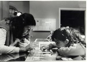 PRESSEFOTO. Foto aus dem Film "Im Land meiner Eltern" (1981). Regie : JEANINE MEERAPFEL.