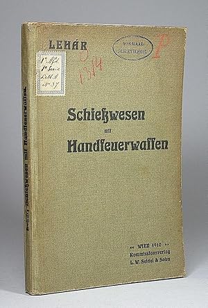 Imagen del vendedor de Schiesswesen mit Handfeuerwaffen. Beitrge zum Unterrichte ber den theoretischen Teil der Schiessinstruktionen. Mit 98 Textfiguren und 7 Tafeln. Als Entwurf gedruckt. a la venta por Librarium of The Hague