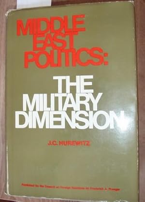 Bild des Verkufers fr Middle East Politics: The Military Dimension. zum Verkauf von Kunstantiquariat Rolf Brehmer