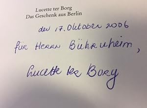 Bild des Verkufers fr Das Geschenk aus Berlin.- signiert, Widmungsexemplar, Erstausgabe Roman. zum Verkauf von Bhrnheims Literatursalon GmbH