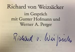 Bild des Verkufers fr Richard von Weizscker im Gesprch mit Gunter Hofmann und Werner A. Perger. - signiert, Erstausgabe zum Verkauf von Bhrnheims Literatursalon GmbH