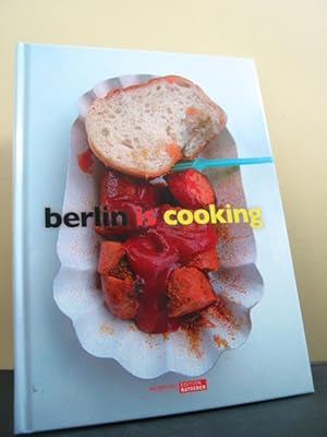 Immagine del venditore per Berlin is cooking. [photos: Designhaus-Berlin.de. Transl.: E. Dowler und Leo Korff. Ed.: Sabine Herrmann] venduto da Antiquariat-Fischer - Preise inkl. MWST