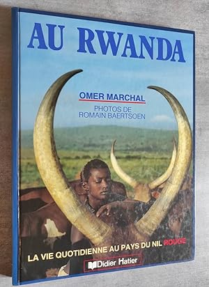 Imagen del vendedor de Au Rwanda. La vie quotidienne au pays du Nil Rouge.- Photographies de R. BARTSOEN. a la venta por Librairie Pique-Puces