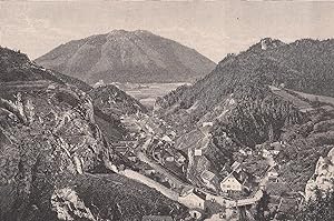 Bild des Verkufers fr Gesamtansicht von einer Anhhe aus mit Blick ins Tal. zum Verkauf von Antiquariat Hild