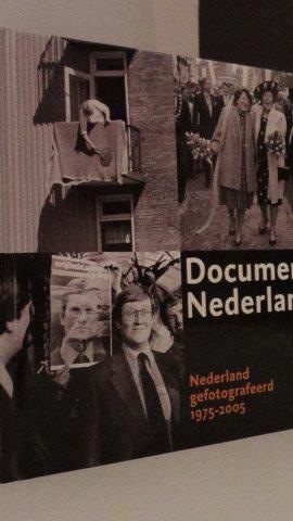 Bild des Verkufers fr Document Nederland. Nederland gefotografeerd 1975-2005. zum Verkauf von GAMANDER ANTIQUARIAT