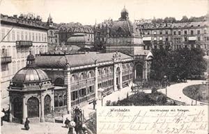 Hochbrunnen mit Anlagen. Ansichtskarte in Lichtdruck. Abgestempelt Wiesbaden 29.08.1904.