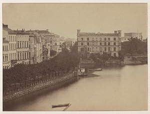 Blick auf die Ecke Neuer Jungfernstieg - Lombardsbrücke. In der Bildmitte die 1855 erbaute sogena...