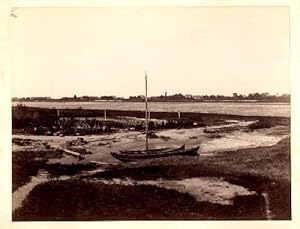 Strandansicht mit Booten und Elbe. Originalphotographie auf Trägerpappe montiert (bei dieser unte...